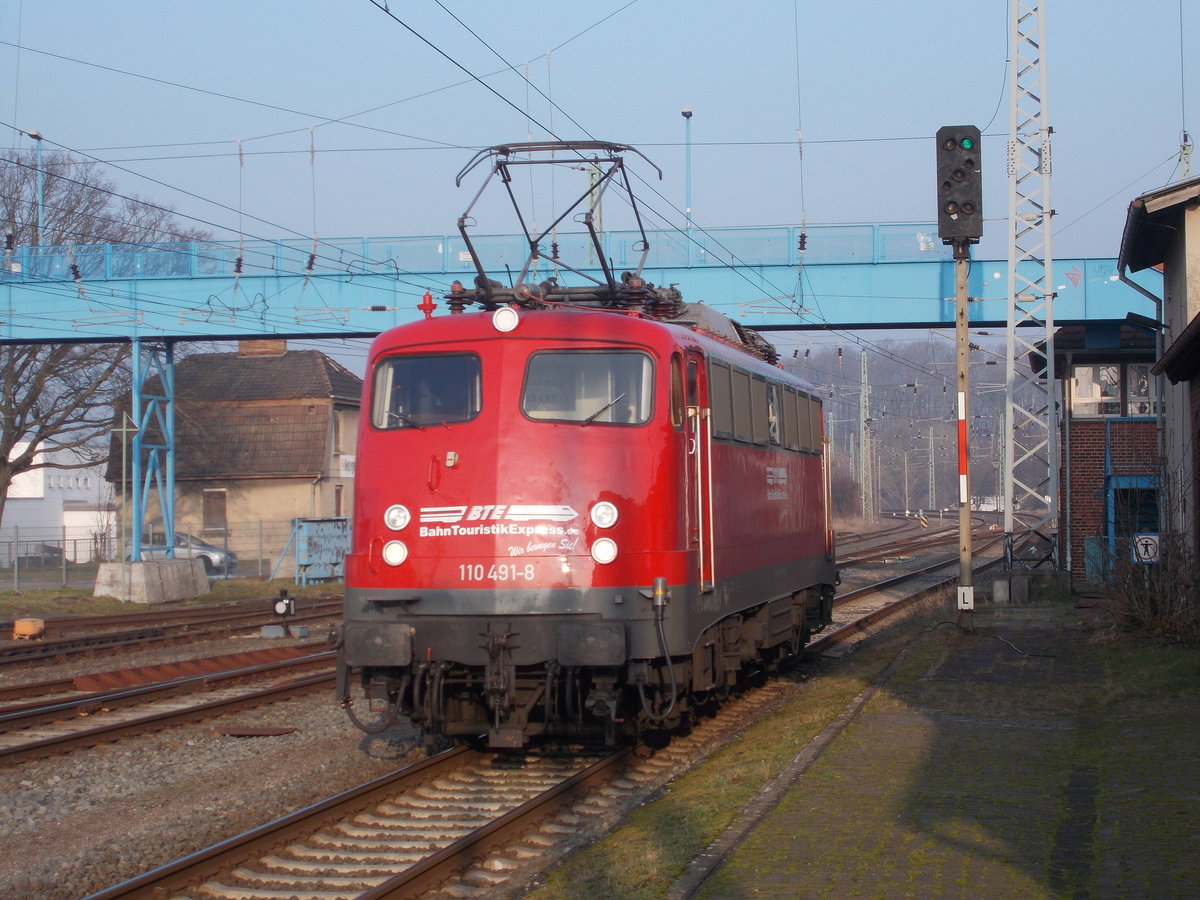 Der Block nach Lietzow war,am 01.Februar 2017,für die BTE 110 491 wieder frei so das es für die Lok von Bergen/Rügen weiter nach Mukran ging.