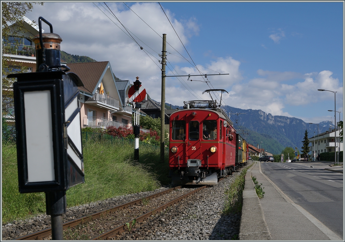 Der Blonay-Chamby Bernina-Bahn ABe 4/4 I 35 erreicht mit einem bunten Zug aus RhB und CEV Wagen von Chaulin kommend Blonay. 

15. Mai 2016