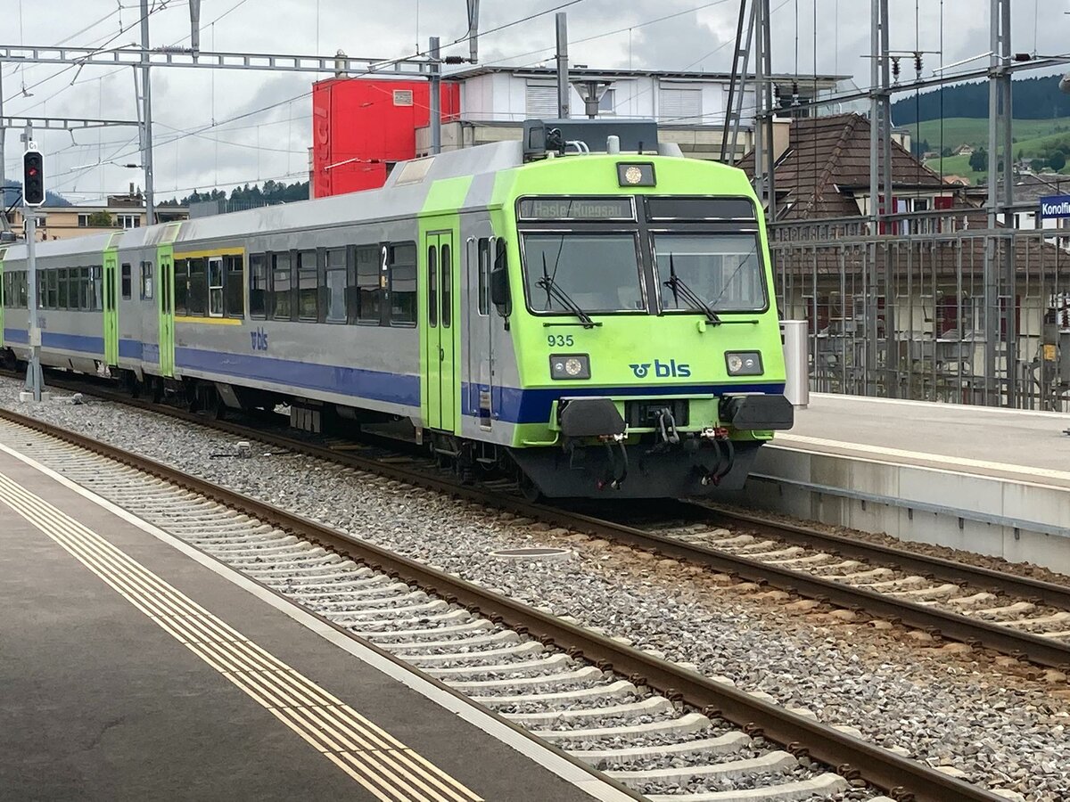 Der BLS ABt 935 fährt am 07.10.2021 als Regio Richtung Halse-Rüegsau in Konolfingen ein.