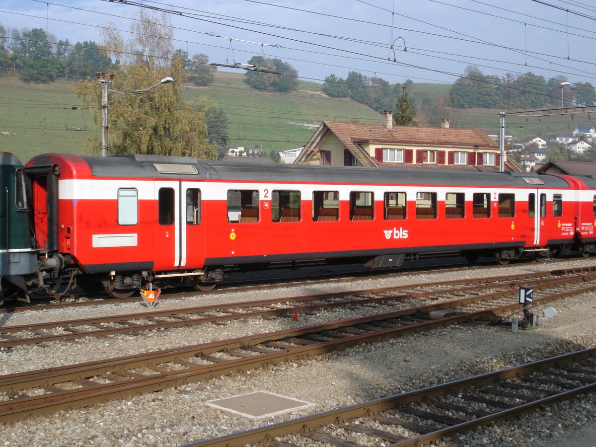 Der BLS-B 505 (ehemals RM/EBT, Baujahr 1974) am 28. Oktober 2007 in einem Reservependel im Bahnhof Huttwil.