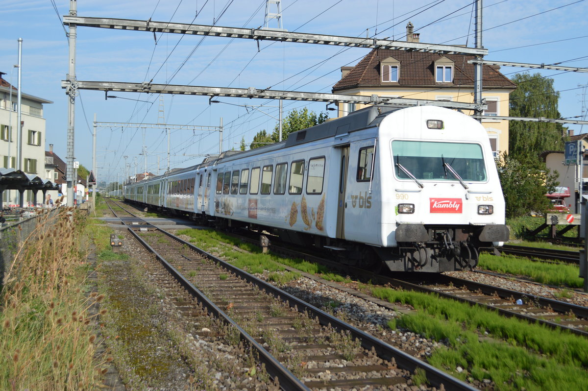 Der BLS EW III Pendel mit der Kambly Werbung beehrte das St.Galle Rheintal im Herbst 2017. Der Zug verkehrte für eine Reisegruppe von St.Margrethen via St.Gallen, Herisau, Rapperswil, Biberbrugg, Arth-Goldau, Luzern nach Trubschachen. Hier wird der Zug von der passenden Re 465 in den Bahnhof St.Margrethen geschoben.