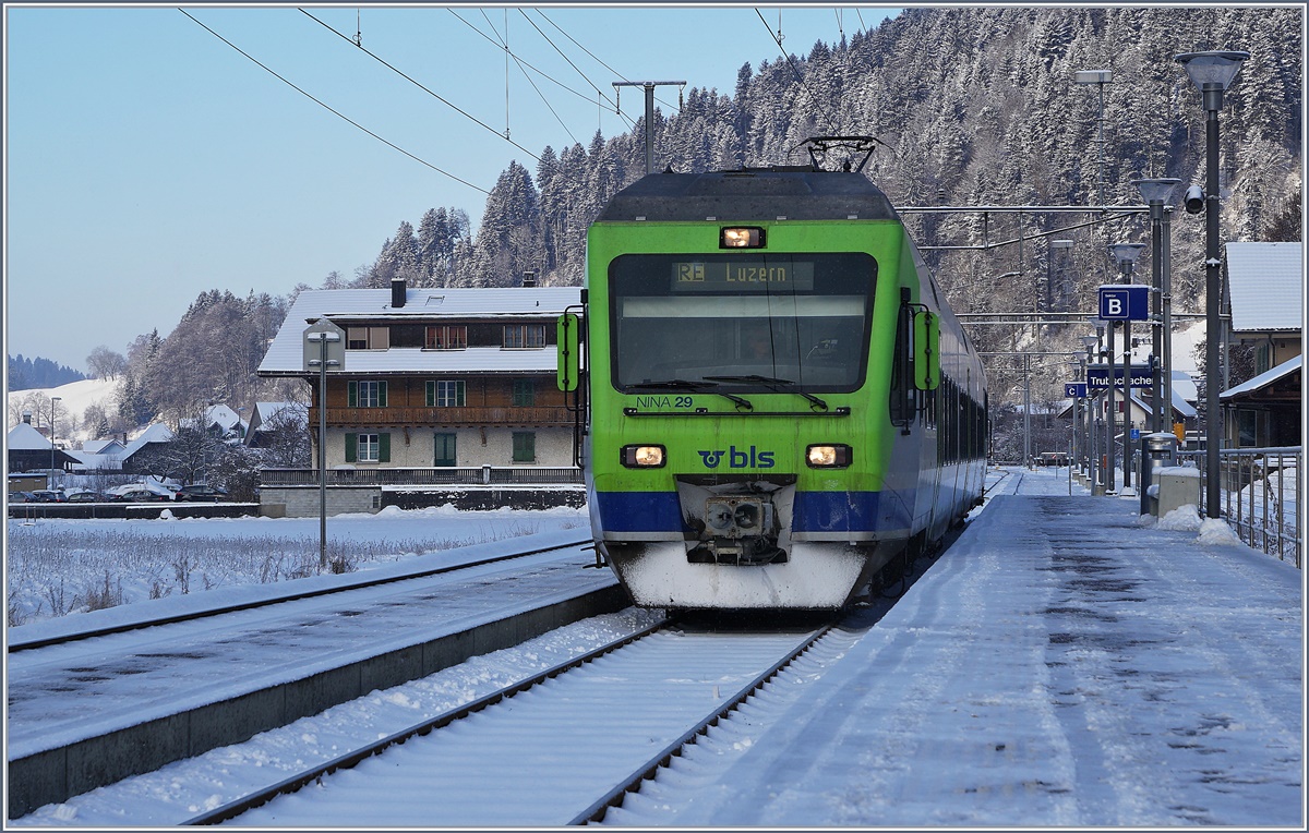 Der BLS NINA RABe 525 029 als RE nach Luzern beim Halt in Trubschachen.
6. Jan. 2017