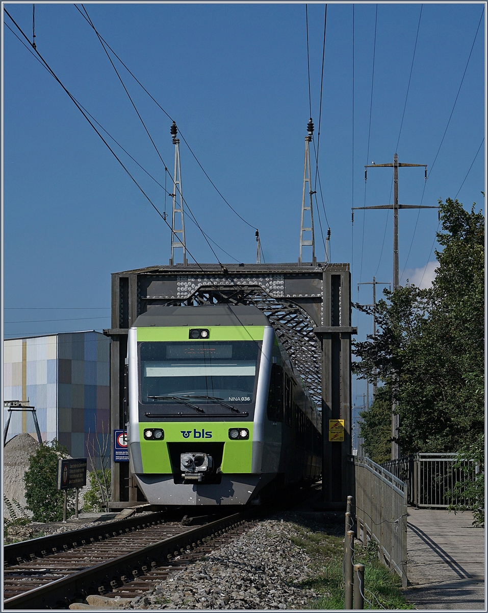 Der BLS NINA Triebzug RABe 525 036 verlässt die Zihlbrücke und wird auf seinem Weg nach Bern gleich die gleichnamige Station erreichen. 

30. August 2020