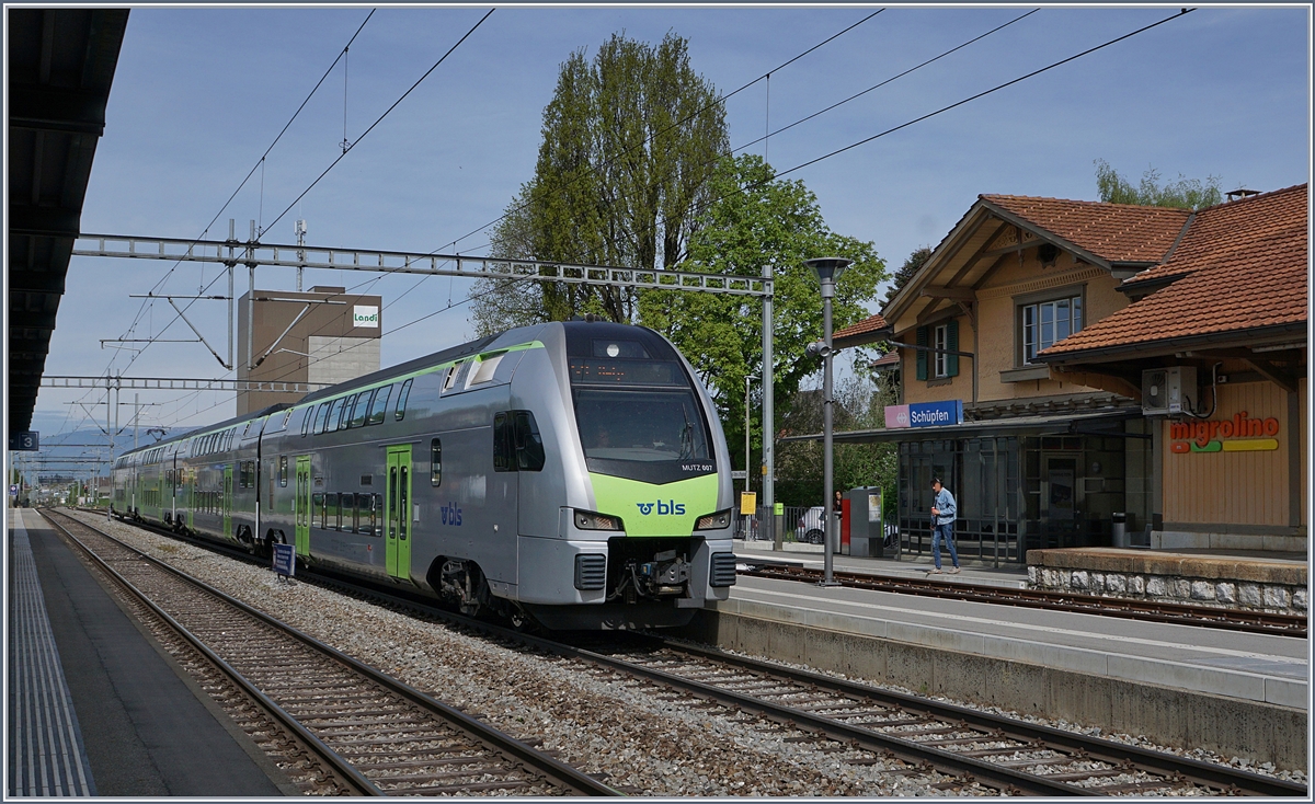 Der BLS RABE 515 007, unterwegs als S 3 von Biel/Bienne nach Belp beim Halt bei der schonen Station Schüpfen. 

24. April 2019