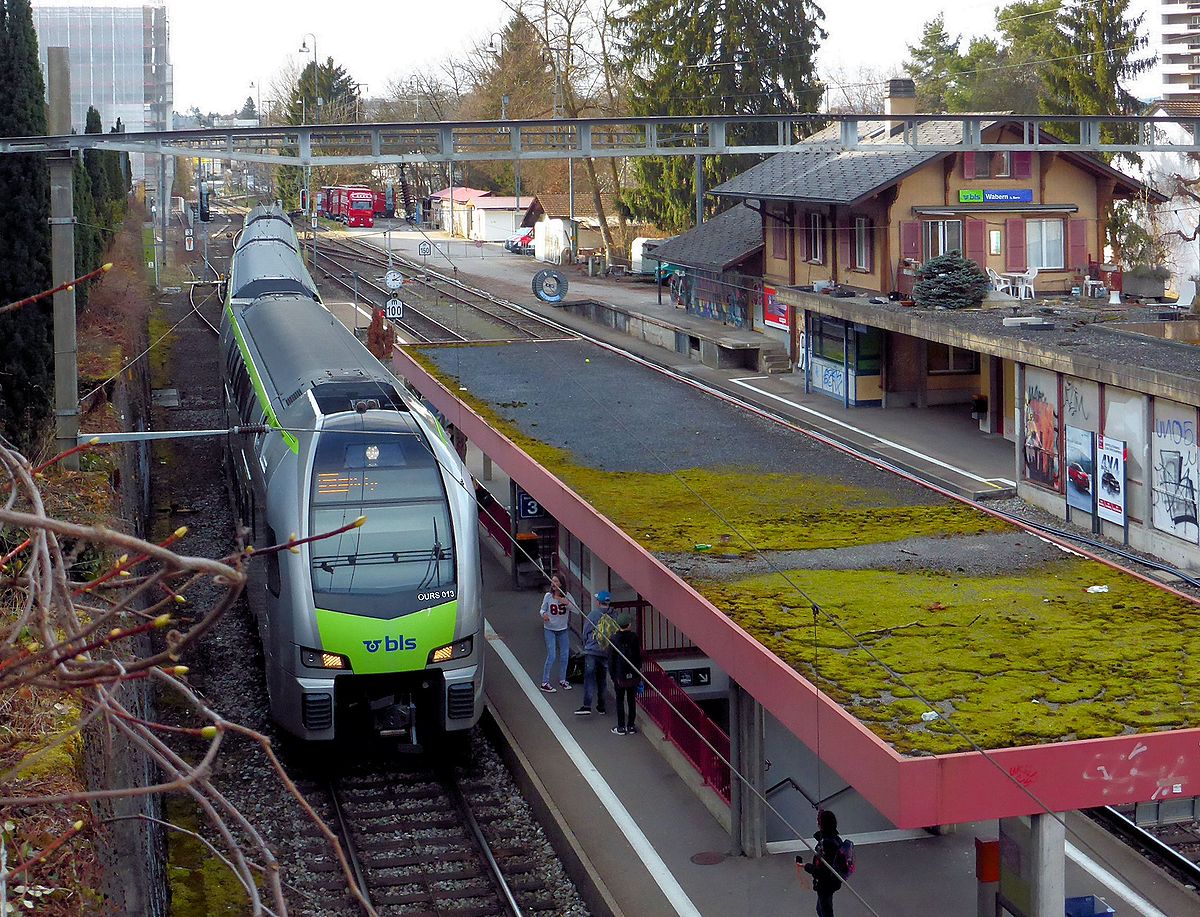 Der BLS RABe 515 013 heisst nicht  Mutz , sondern nennt sich auf Französisch  Ours  (Bär). Die von der BLS betriebene S-Bahn Bern fährt bis in die westlich von Bern liegenden französischsprachigen Städte. Aufnahme im bald abzubrechenden kleinen Bahnhof Wabern; hier konnte man einst Fahrkarten in die weite Welt hinaus kaufen und dem Stationsvorstand bei der Abfertigung der Züge zuschauen. Heute ist da keiner mehr... 7.März 2016 