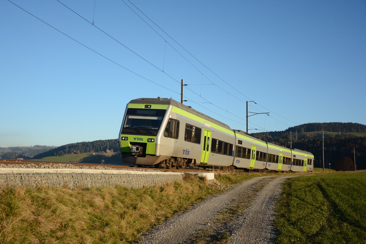 Der BLS RABe 525 017 am 18. November 2020 als Regio 6426 zwischen Konolfingen und Grosshöchstetten.