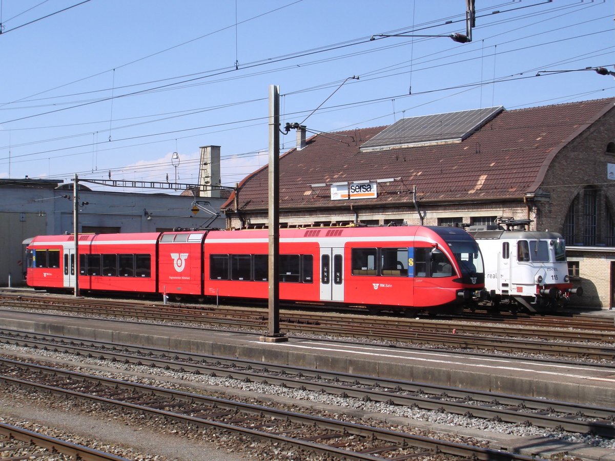 Der BLS-RABe 526 261 (noch mit RM-Beschriftungen) sowie die Crossrail-Re 436 115 mit  M-Real -Werbung (ex SMB-Re 4/4 181) am 9. April 2007 vor dem Depot in Burgdorf.
