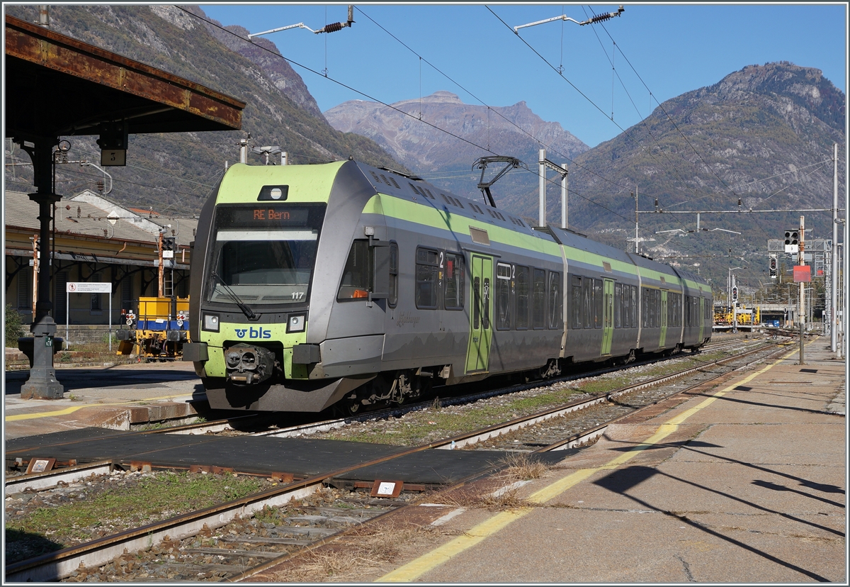 Der BLS RABe 535 105  Lötschberger  von Bern kommen erreicht sein Ziel Domodossola. Hier wendet der Zug in nur vier Minuten für die Rückfahrt. 

28. Okt 2021