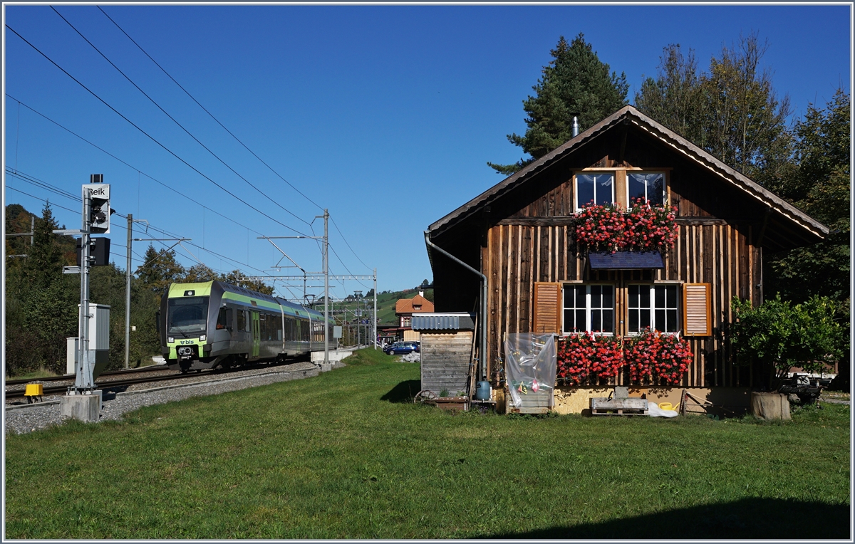 Der BLS RABe 535 111 ist als  Lötschberger  4269 bei Mülenen nach Domodossola unterwegs. Der vorbildlich restaurierte Bahnhof Mülenen ist eine Haltestelle und das vermeintliche  Ausfahrtsignal  links im Bild ist bereits das Einfahrsignal von Reichenbach im Kandertal.    
10. Okt. 2018