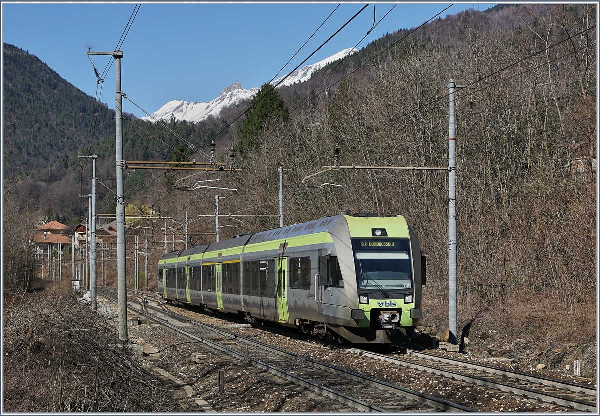 Der BLS RABe 535 112  Lötschberger  ist als RE 4265 von Bern nach Domodossola unterwegs und hat gerade Varzo verlassen.
11. März 2017