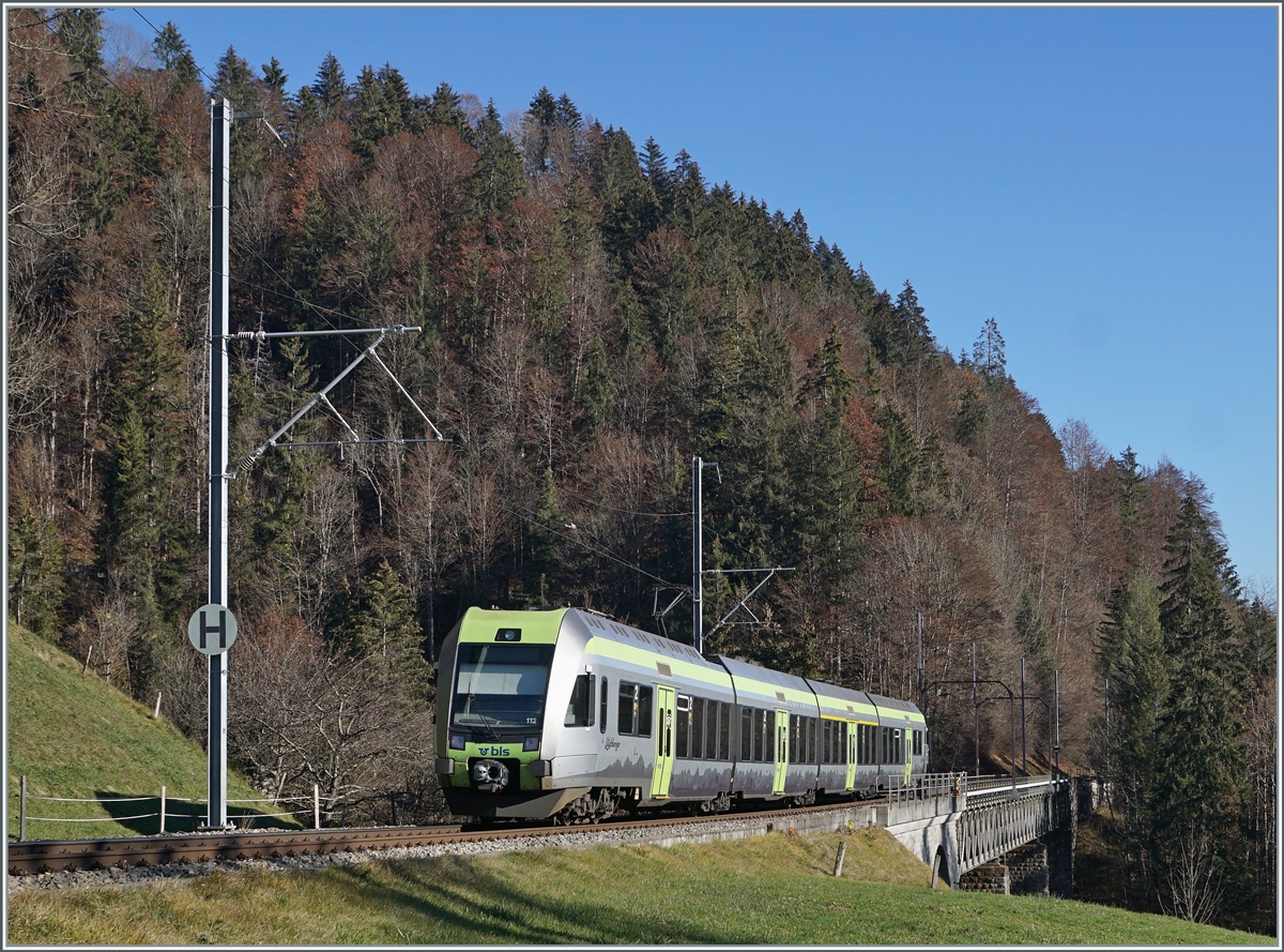 Der BLS RABe 535 112  Lötschberger  auf der Fahrt nach Bern erreicht in Kürze Weissenburg (Halt auf Verlangen) und konnte beim Bunschenbach Viadukt fotografiert werden, wobei bei dieser Aufnahme bewusst der tiefe Standort aufgesucht wurde und der Zug und nicht der Viadukt als Motiv gewählt wurden. Damals konnte ich jedoch noch nicht ahnen, dass die Zeit der Lötschberger auf dieser Strecke gut zwei Jahre später enden würde.

25. November 2020