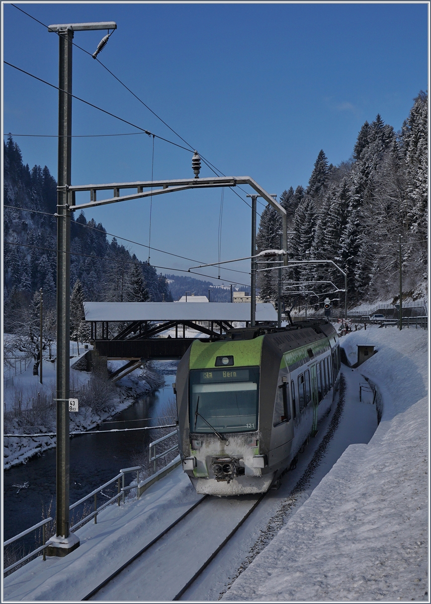 Der BLS RABe 535 121 als RE 4466 von Luzern nach Bern kurz vor Trubschachen.
6. Jan. 2017 