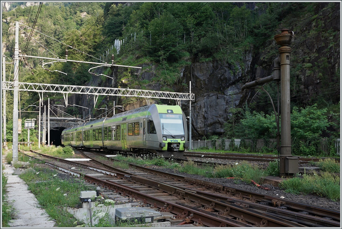 Der BLS RABe 535 124  Lötschberger  verlässt in Iselle als RE nach Bern unterwegs und verschwindet in Kürze im 169 Meter langen  Tunnel von Iselle . Die nördlichen 144 Meter des Tunnels gehören bereits zur SBB, während die Landes-Grenze noch gut 10 Kilometer weiter nördlich ungefähr in der Mitte des Simplontunnels liegt. 

21. Juli 2021