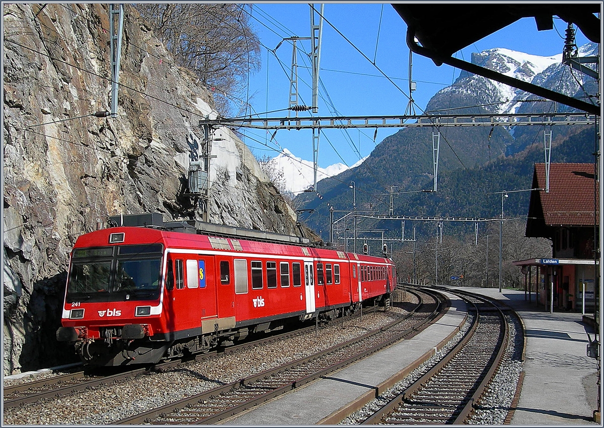 Der BLS RBDe 562 241 als Regiolnalzug nach Brig erreicht Lalden.
16. März 2007