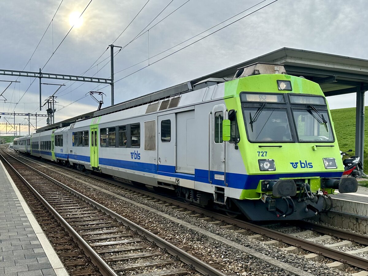 Der BLS RBDe 565 727 am 25.3.24 im Bahnhof Rosshäusern.