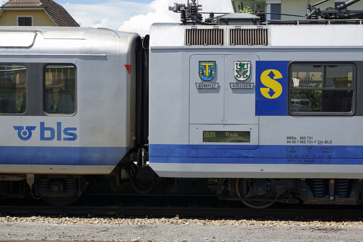 Der BLS RBDe 565 731 mit doppeltem Wappenschmuck.
Der am 1. Juli 2020 in Kerzers fotografierte RBDe 565 731 trägt die Wappen von Bümpliz und Holligen.
Foto: Walter Ruetsch 