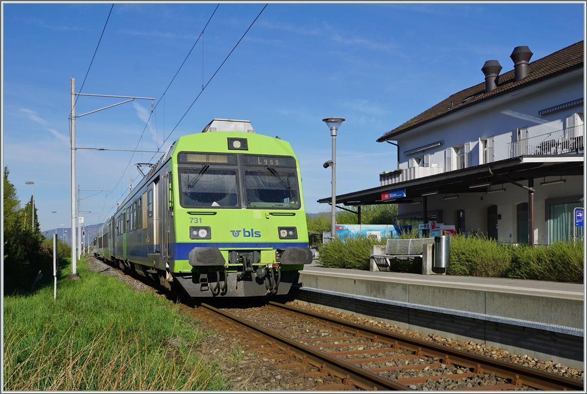 Der BLS RBDe 565 731 (94 85 7 565 731-7 CH-BLS) wartet mit dem  Regionalzug (Regio) 6562 in Büren an der Aare auf die Abfahrt nach Lyss. Mein Fotostandpunkt befindet sich beim Fussweg in der Nähe des eine der zwei Prellböcke von Büren an der Aare. 

19. April 2022
