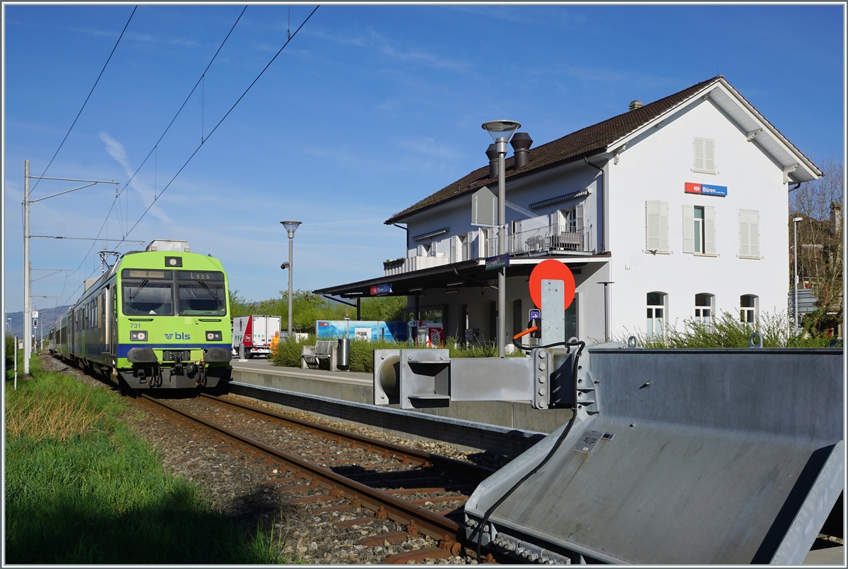 Der BLS RBDe 565 731 (94 85 7 565 731-7 CH-BLS) hat mit seinem Regionalzug von Lyss sein Ziel Büren an der Aare erreicht, ENDSTATION (pardon  Endbahnhof  heisst dies heute korrekt) und damit kein Zweifel aufkommt, wurde auf dem ehemaligen Gleis 3 gleich ein recht massiver Prellbock verbaut. Was das Bild nicht zeigt: gleich rechts vom Prellbock führt ein Weg über die ehemalgeigen Gleise und östlich davon steht ein weiterer Prellbock der Strecke von Solothurn. 

19. April 2022