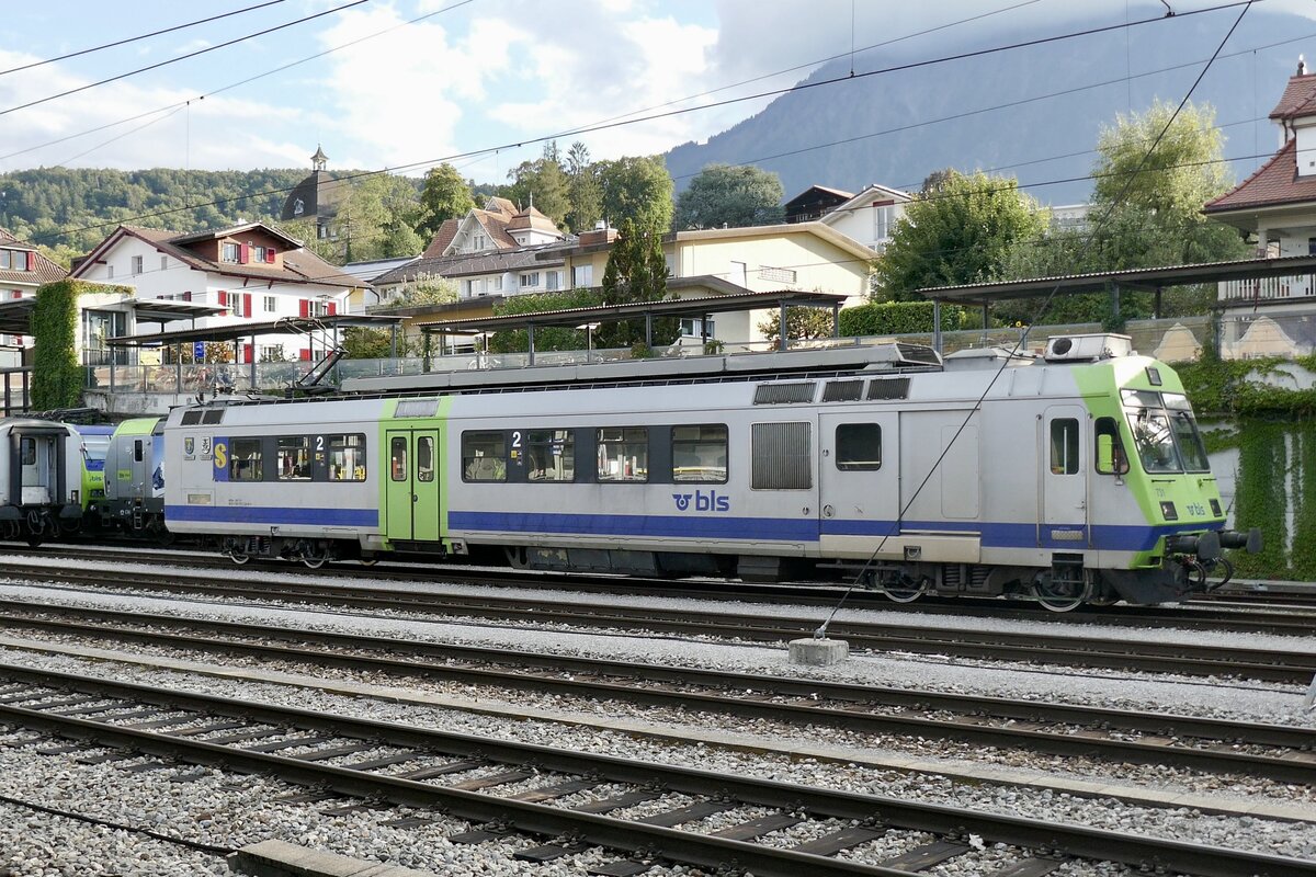 Der BLS RBDe 565 731  Bümpliz  +  Holligen  Solo am 19.9.22 im Bahnhof Spiez.