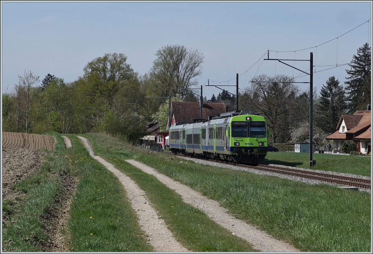 Der BLS RBDe 565 739 ist mit einem Regionalzug von Lyss nach Büren an der Aare zwischen Dotzigen und Büren an der Aare unterwegs.

19. April 2022