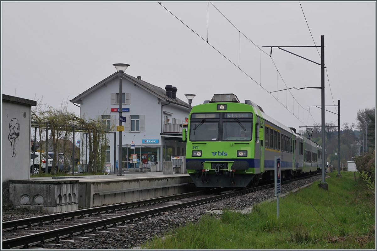 Der BLS Regionalzug 6525 nach Lyss wartet in Büren an der Aare auf die Abfahrt. Der Zug beseht aus dem führenden ABt 971 (50 85 0835 971-1 CH-BLS) einem   Jumbo -Mittelwagen und dem dem RBDe 565 731.  

18. April 2021