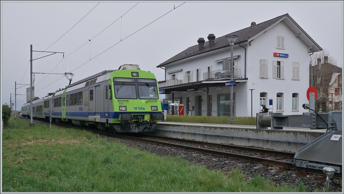 Der BLS Regionalzug bestehend dem RBDe 565 731 mit einem  Jumbo -Mittelwagen und dem ABt 971 (50 85 0835 971-1 CH-BLS) ist in Büren an der Aare angekommen. Der Zug wird nach einer kurzen Wendezeit als Regionalzug 6562 nach Lyss zurück fahren.

18. April 2021 