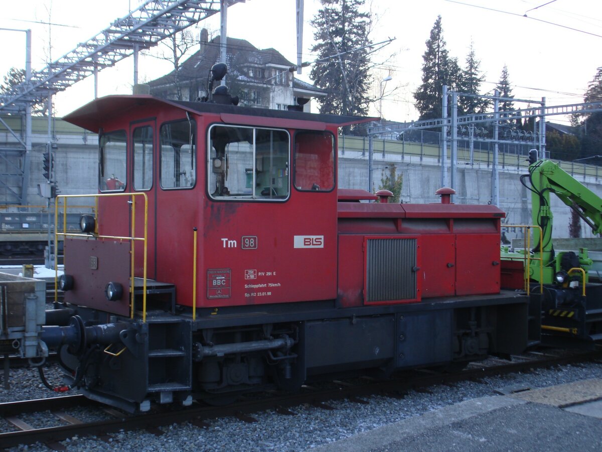 Der BLS-Tm 235 098-1 (noch mit Tm 98 beschriftet, Baujahr 1985), welcher dem Elektrodienst in Spiez zugeteilt war, am 3. Januar 2008 in Spiez.