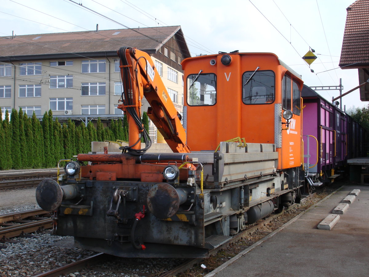 Der BLS-Tm 236 371-1 (noch mit RM-Beschriftungen) am 16. September 2006 mit diversen Dienstwagen abgestellt in Oberburg.
