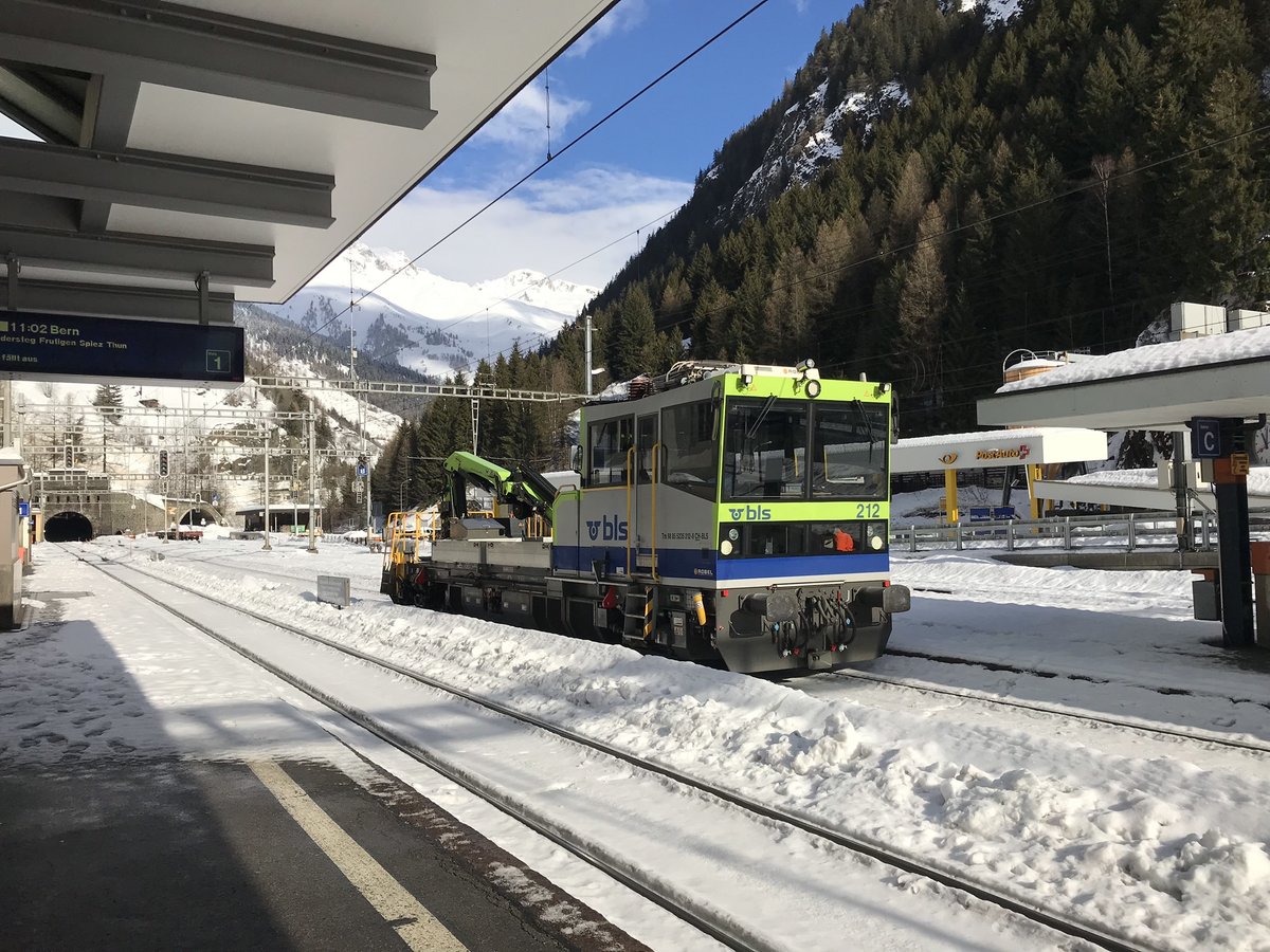 Der BLS Tm235 212, einer der 4 Robel Tm ausgerüstet mit ETCS für den LBT, bei einer Testfahrt nach der Revision von Oberburg via Konolfingen-Thun nach Goppenstein und zurück aufenommen in der Pause in Goppenstein. Das Datum ist mir leider nicht mehr bekannt...