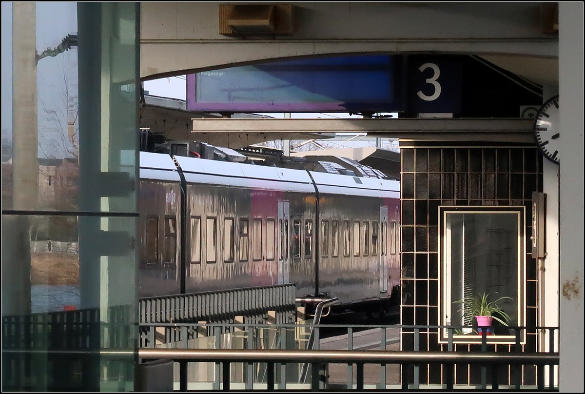 Der Blumentopf passt farblich irgendwie -

Impression Hauptbahnhof Wolfsburg.

15.03.2017 (M)