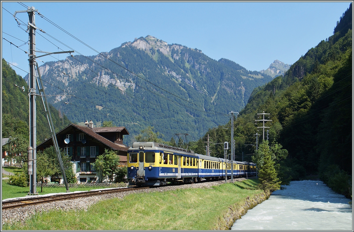Der BOB ABeh 4/4 305 führt seinen Regionalzug bei Sandweidli Richtung Lauterbrunnen.
7. Aug. 2015