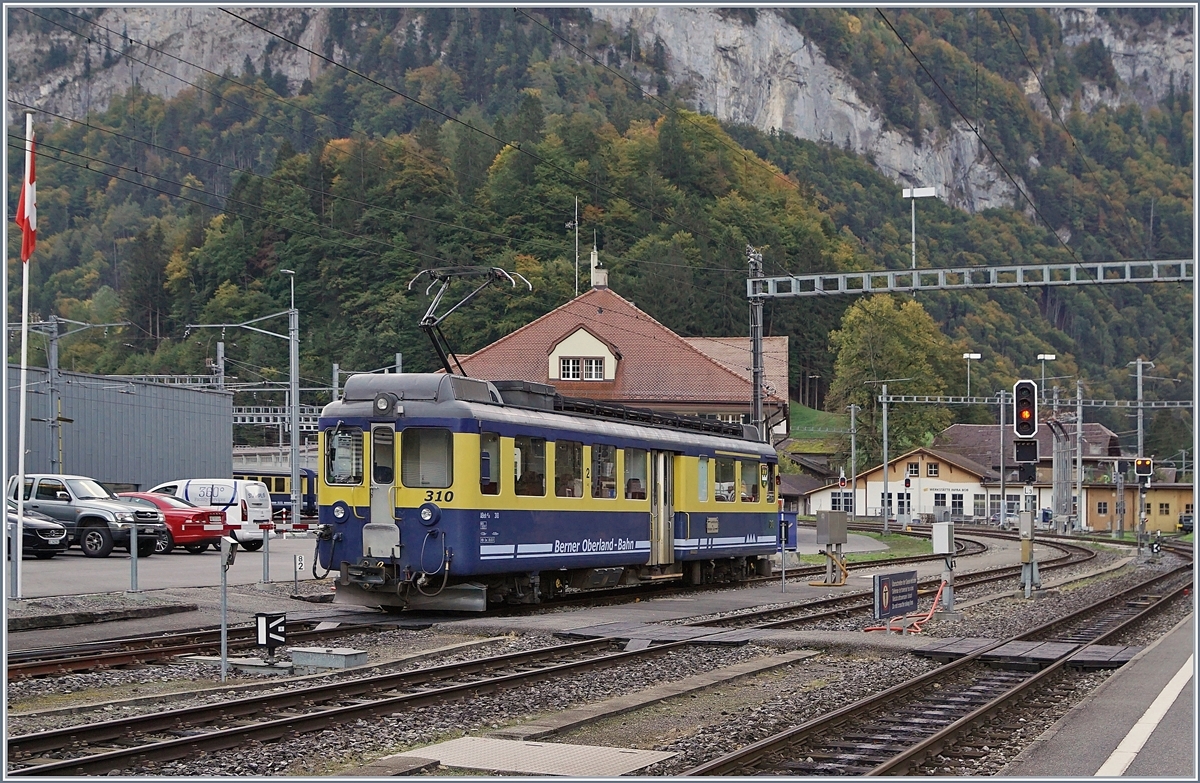 Der BOB ABeh 4/4 I 310  Matten bei Interlaken  rangiert in Zweilütschieen.
10. Okt. 2018