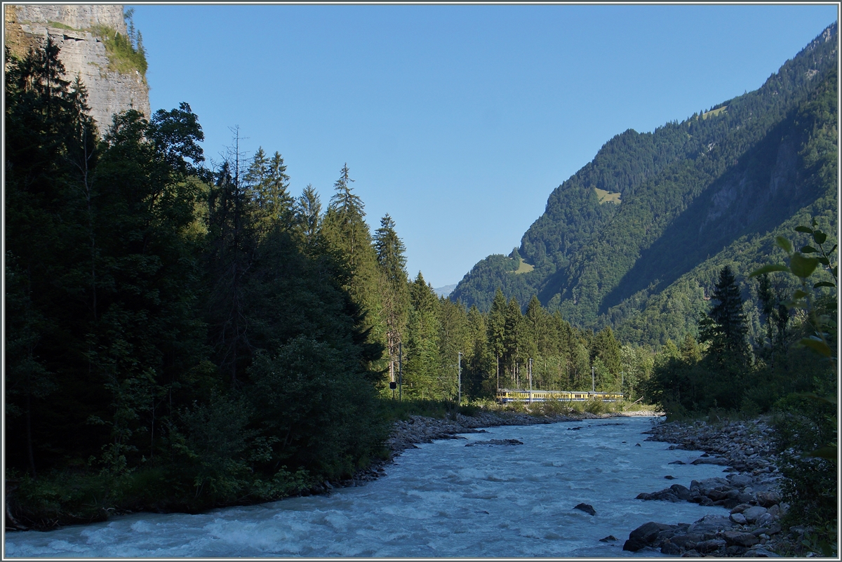 Der BOB Regionalzug 149 hat vor wenigen Minuten Zweilütschinen verlassen und fährt nun der  Weissen Lütschine  entlang nach Lauterbrunnen.
7. August 2015