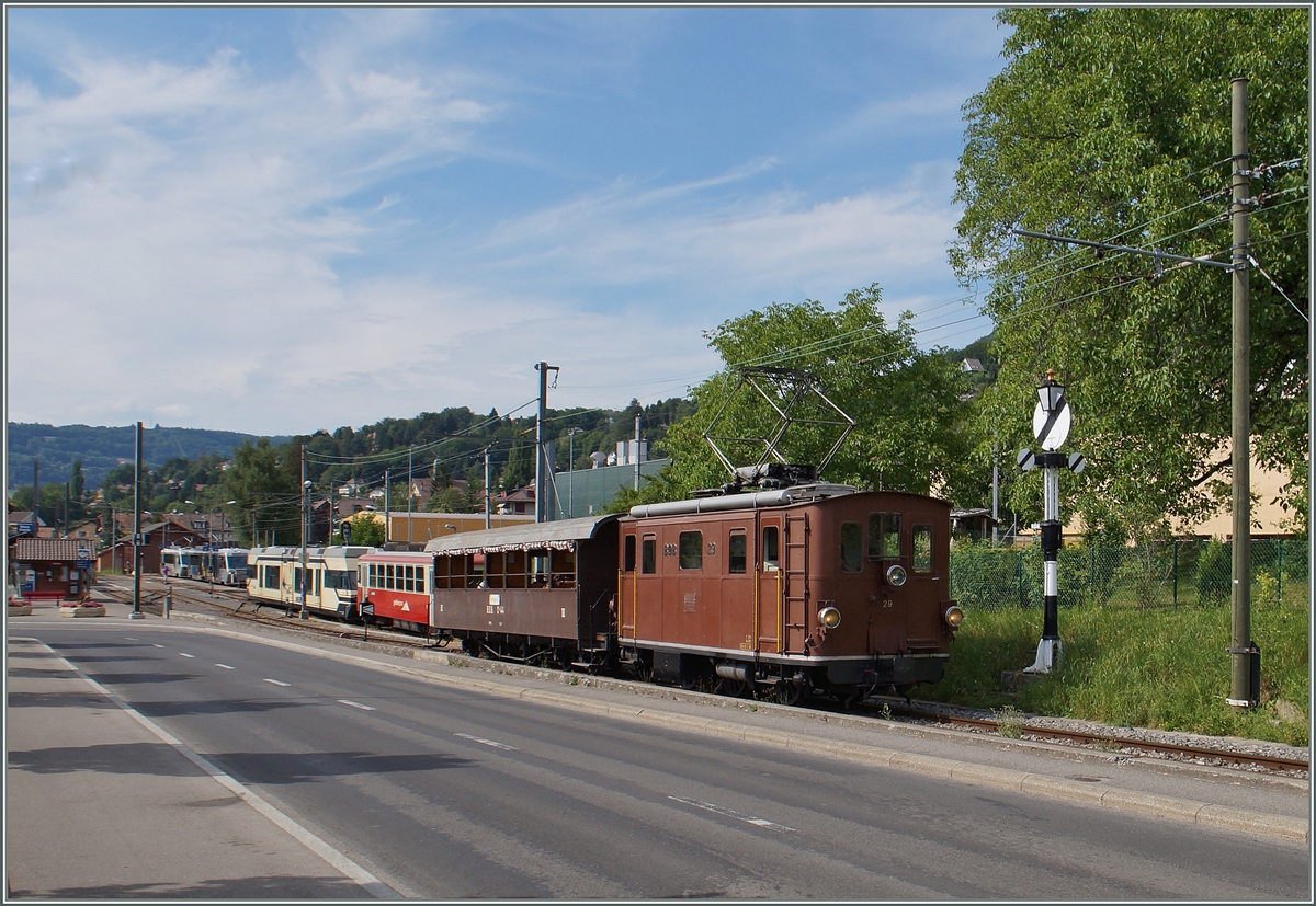Der BOB Zug der B-C fährt am Ausfahrtssignal in Blonay vorbei Richutng Chamby.
12. Juli 2015