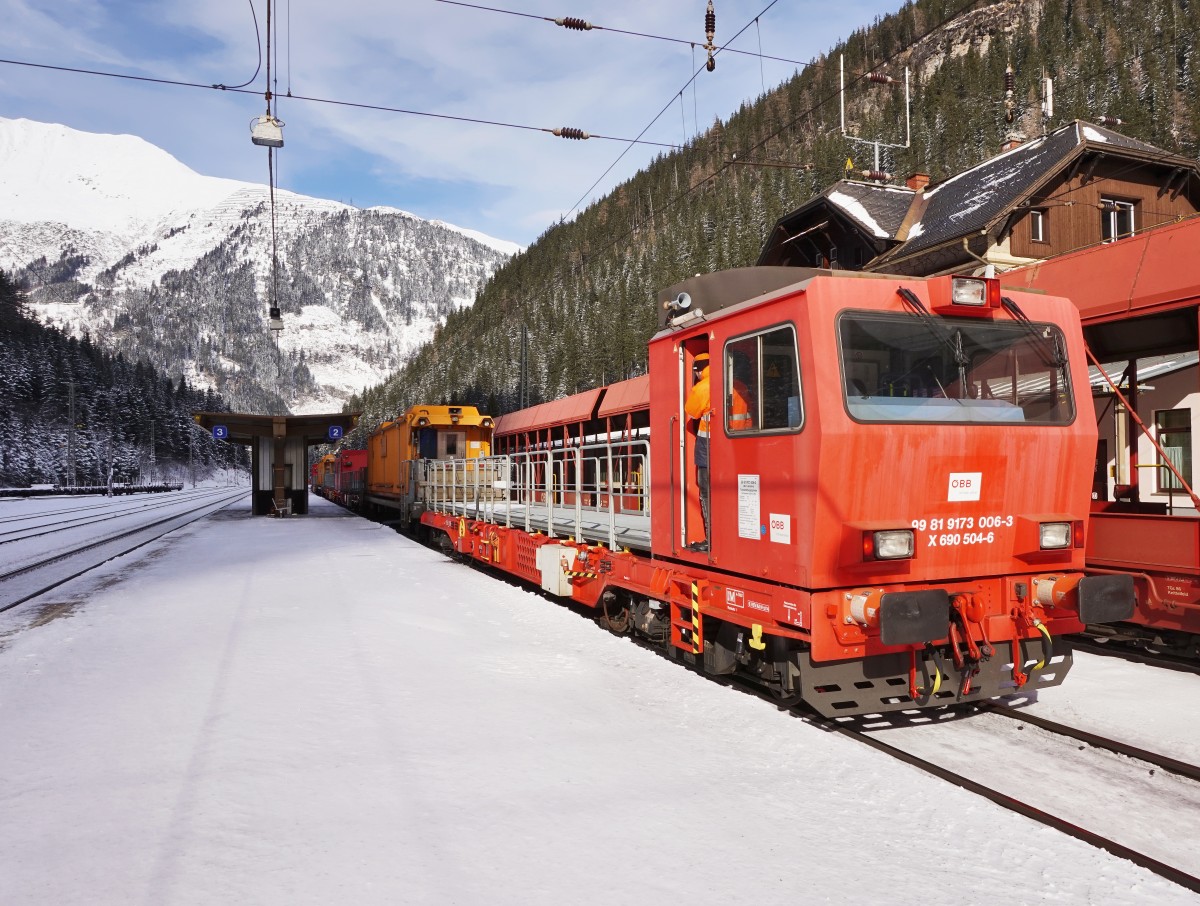 Der Böcksteiner Tunnelrettungszug X 690 502-0 + X 690 002-1 und der Spittaler Tunnelrettungzug + X 690 --- + X 690 504-6, am 12.2.2016 im Bahnhof Böckstein.