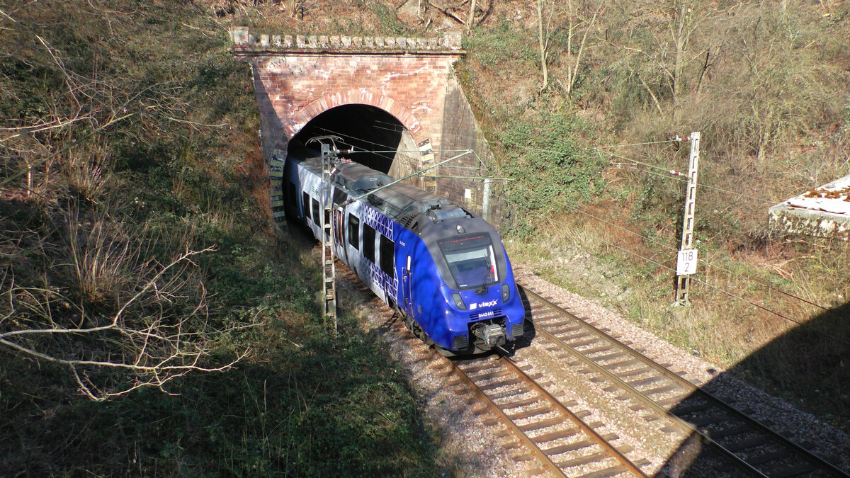 Der Bombardier Triebwagen 8442 151 der vlexx GmbH schlüpft hier aus dem Wiebelskirchener Tunnel und erreicht seinen nächsten Halt Wiebelskirchen auf der RB73 nach Saarbrücken Hbf. (05.03.2022)