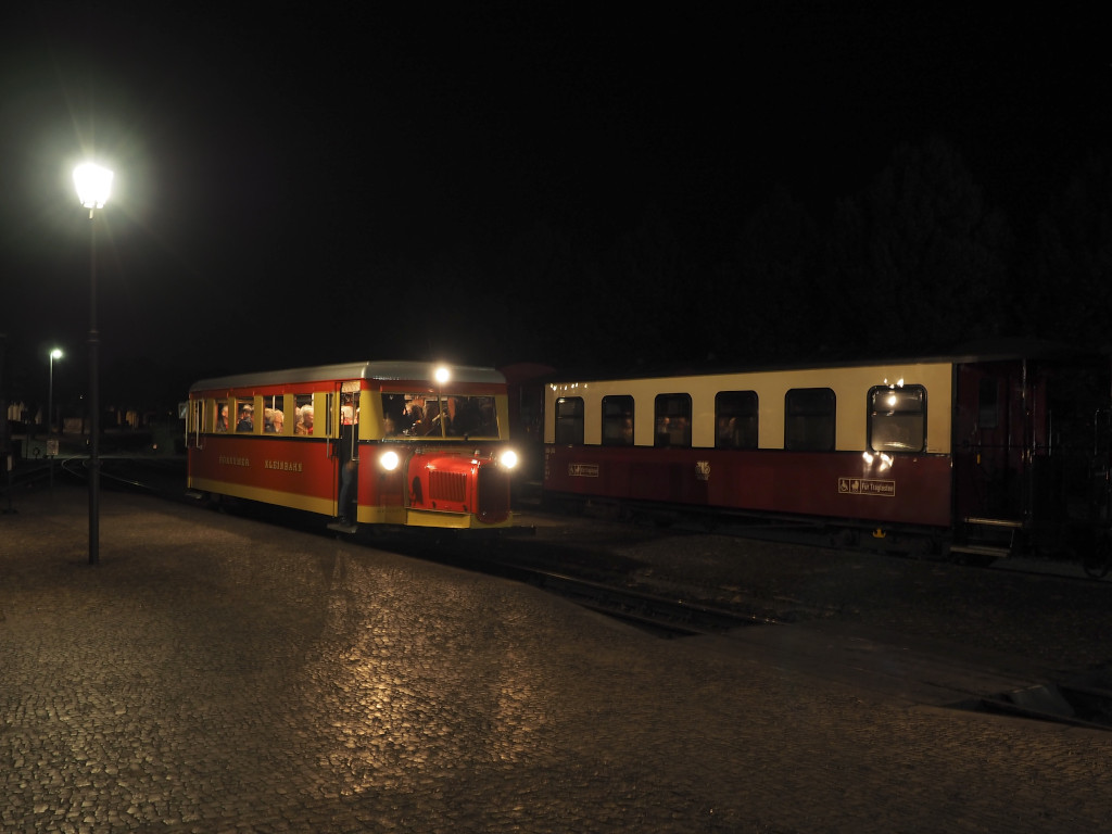 Der Borkumer  Wismarer Schienenbus  ist im September/Oktober 2023 bei der Molli in Kühlungsborn/Bad Doberan zu Gast. Der Gegenbesuch einer Molli-Dampflok erfolgte bereits 2019 auf Borkum.

Hier ist der T1 am 22.09.2023 in Kühlungsborn West abends nach einer Sonderfahrt zu sehen.

Kühlungsborn, der 22.09.2023