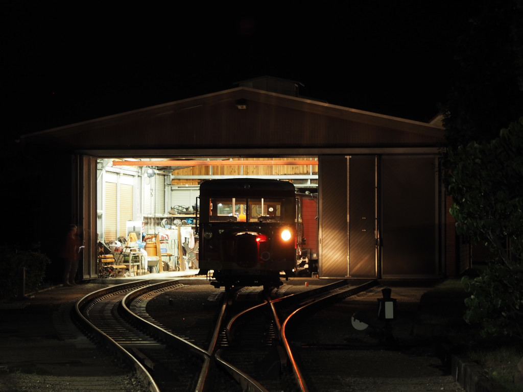 Der Borkumer  Wismarer Schienenbus  ist im September/Oktober 2023 bei der Molli in Kühlungsborn/Bad Doberan zu Gast. Der Gegenbesuch einer Molli-Dampflok erfolgte bereits 2019 auf Borkum.

Hier ist der T1 kurz vor der Abstellung in den Schuppen in Kühlungsborn West abends nach einer Sonderfahrt zu sehen. Dank an das Bahnpersonal für den Zutritt.

Kühlungsborn, der 22.09.2023
