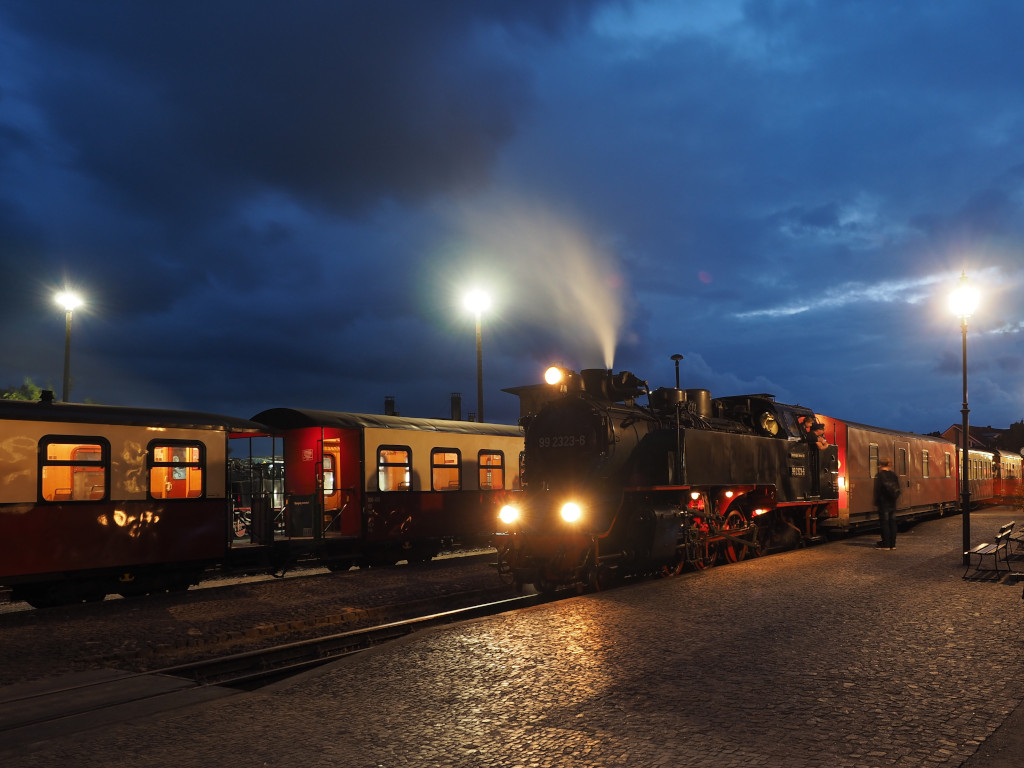 Der Borkumer  Wismarer Schienenbus  ist im September/Oktober 2023 bei der Molli in Kühlungsborn/Bad Doberan zu Gast. Das nahm sich die Schmalspurbahn zum Anlass, einen  5-Zug - Betrieb  an dem 23.09.23 aufzulegen, gekrönt von einem Bahnhofsfest abends mit Lokparade.

Am Abend nach dem Bahnhofsfest wurde noch ein Zug eingesetzt, der die ganzen Gäste nach Kühlungsborn Ost brachte, denn diese wurden aufgefordert, dort zu parken. 

Kühlungsborn, der 23.09.2023