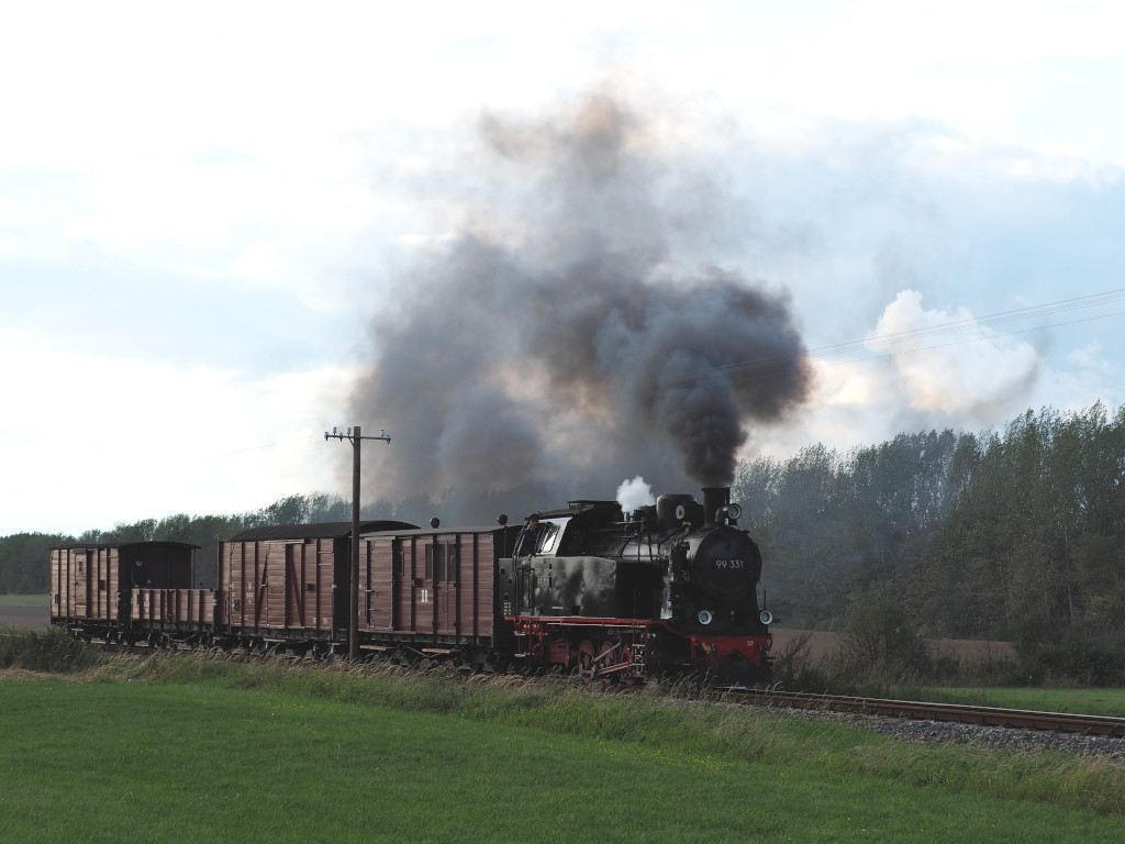 Der Borkumer  Wismarer Schienenbus  ist im September/Oktober 2023 bei der Molli in Kühlungsborn/Bad Doberan zu Gast. Das nahm sich die Schmalspurbahn zum Anlass, einen  5-Zug - Betrieb  an dem 23.09.23 aufzulegen.
Hier ist der Fotogüterzug kurz vor der Station  Steilküste  leider unter Wolken,  Richtung Heiligendamm zu sehen.

Kühlungsborn, der 23.09.2023