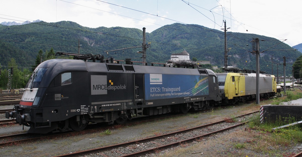 Der Bosphorus-Sprinter 182 567-8 steht zusammen mit 189 930-1 am 3.6.2014 im Bahnhof Kufstein. Die 182 567-8 macht Werbung für das Europäische Sicherheitssystem ETCS: Trainguard von Siemens.