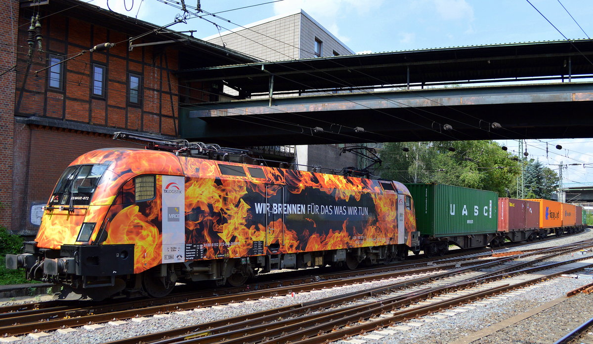 Der brennende MRCE Dispo Taurus von TXL   ES 64 U2-072  [NVR-Number: 91 80 6182 572-8 D-DISPO] verlässt mit Containerzug den Hamburger Hafen am 06.08.19 Bahnhof Hamburg Harburg. 