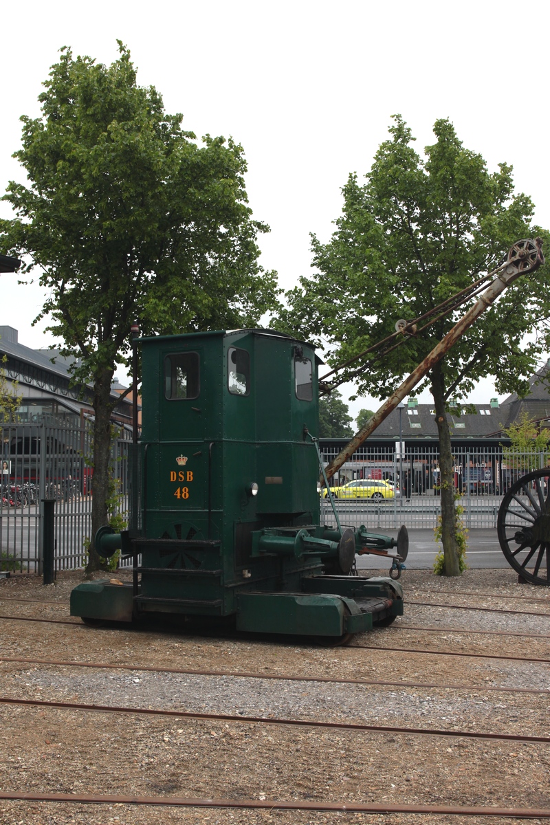 Der Breuer Lokomotor DSB 48 (in Lizens gebaut bei Pedershaab 1932, Fabr.-Nr.: 97) im Außengelände des Danmarks Jernbanemuseum Odense am 30.05.2019. Der Kranarm gehört zu einem dahinter stehenden Handkran.