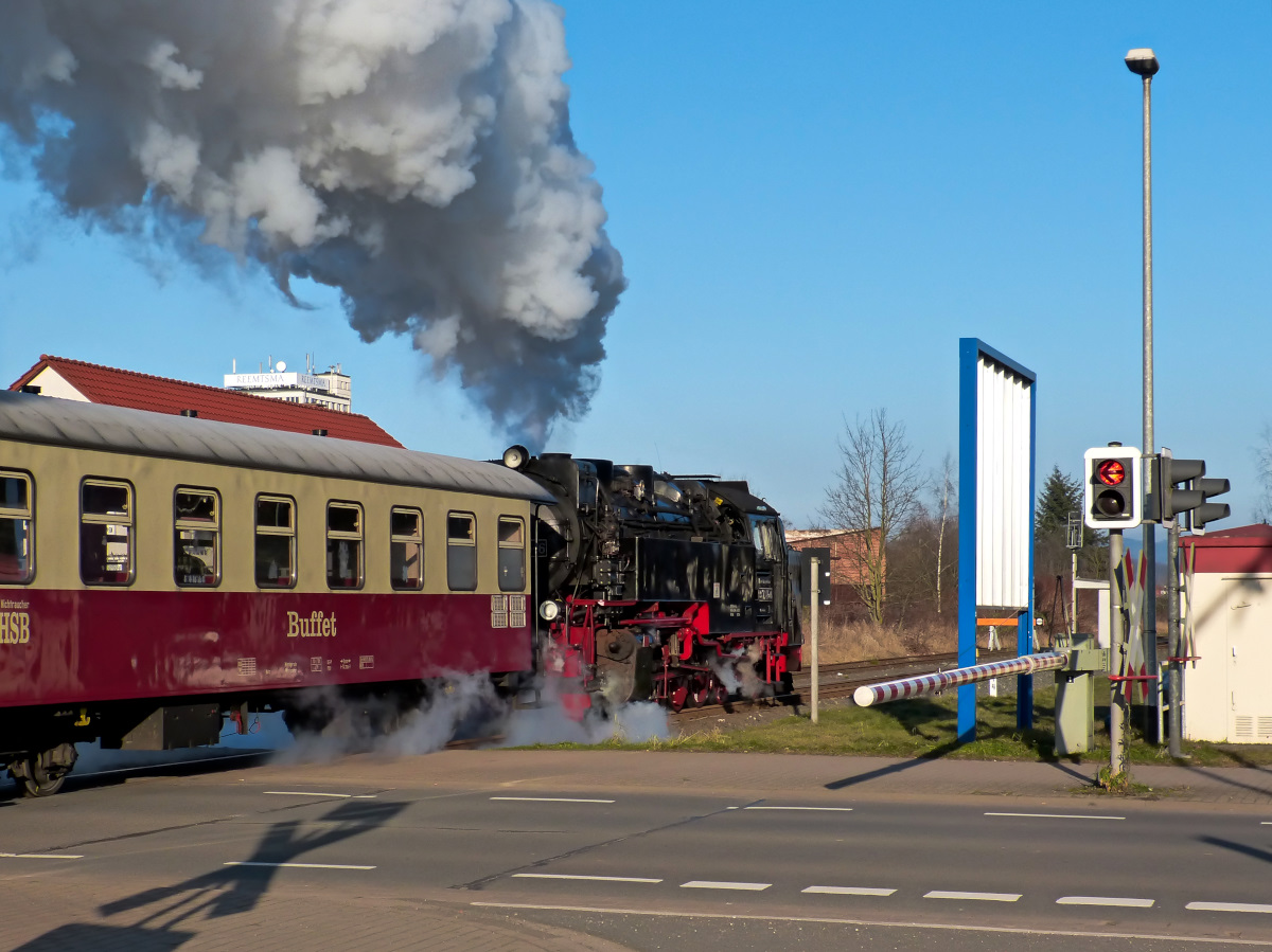 Der Brockenzug gestartet in Nordhausen fotografiert am Bahnübergang in der Hesseröder Straße in Nordhausen am 28.12.2014