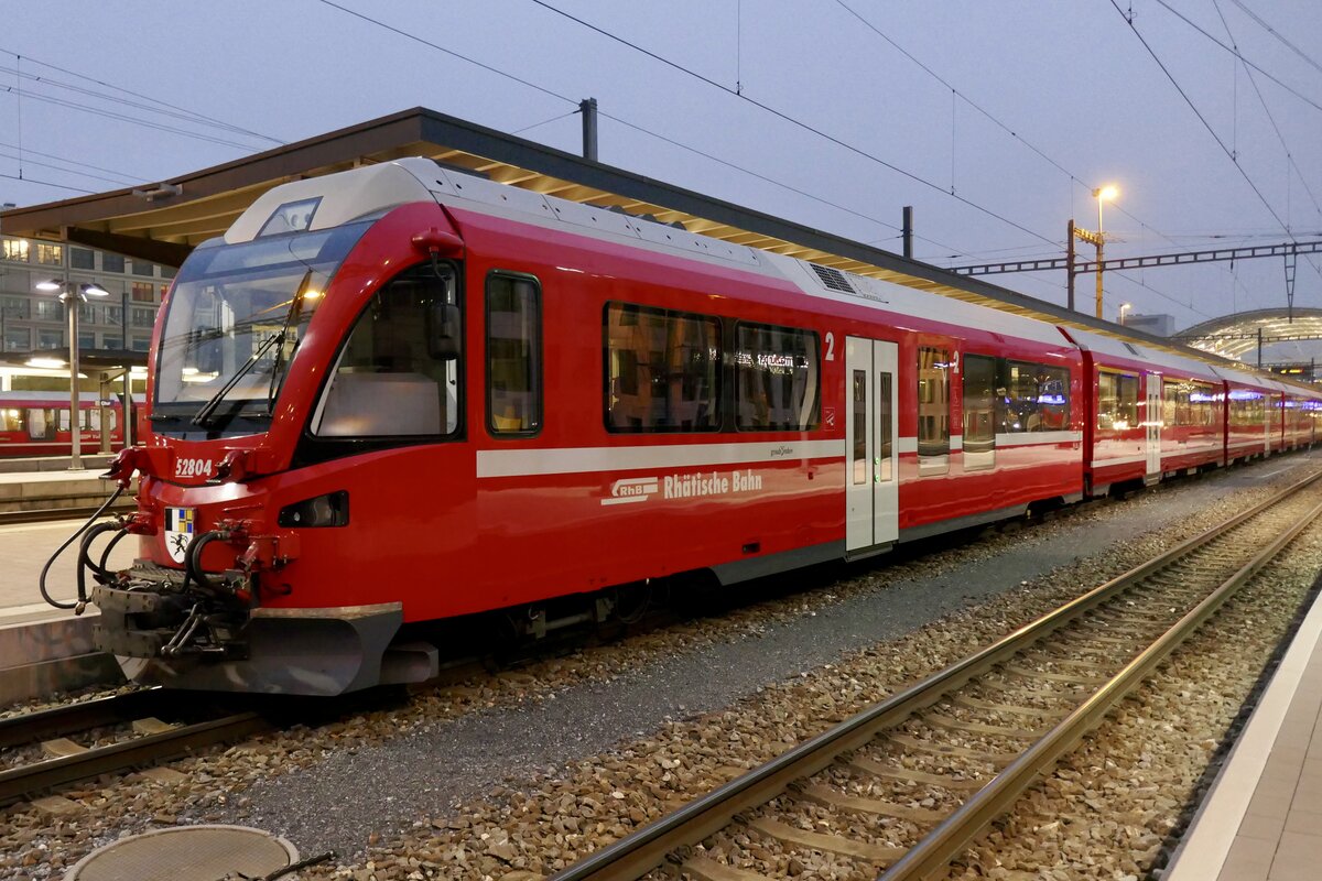 Der Bt 52804 am Alvra 5705 anstelle des At 57805 der in einen Erdrutsch geraten ist, am 13.11.22 im Bahnhof Chur.