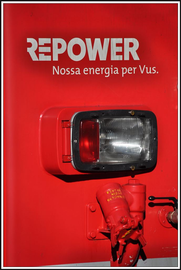 Der Bndner Energielieferant mach Werbung auf dem ABe 4/4 III 55  Diavolezza . (16.11.2013)