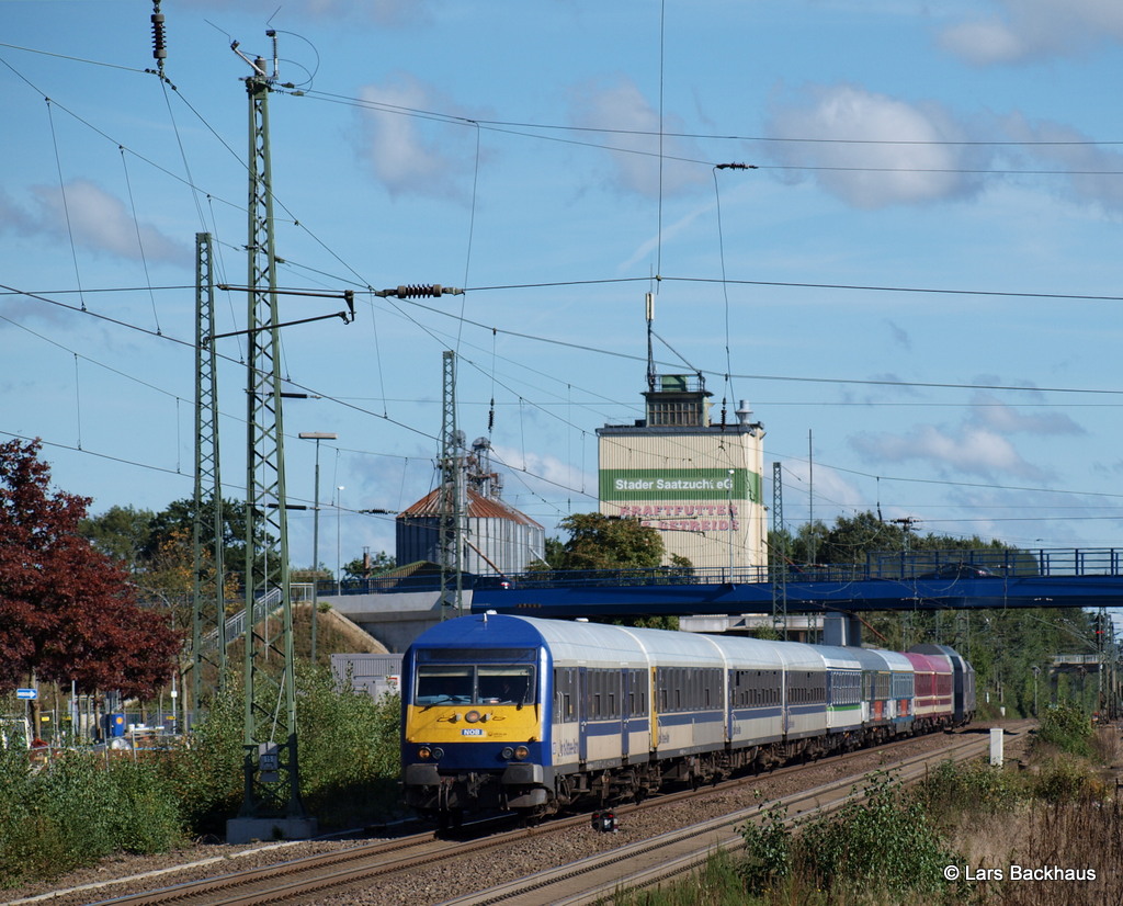 Der bunt gemischte HKX nach Kln bei der Durchfahrt durch Tostedt am 29.09.13.