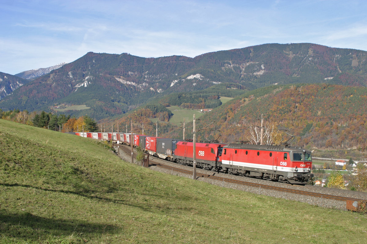 Der bunte GAG-40581 mit 1144.260+1116 passt bestens zur bunten Landschaft rund um Eichberg am 1.11.16