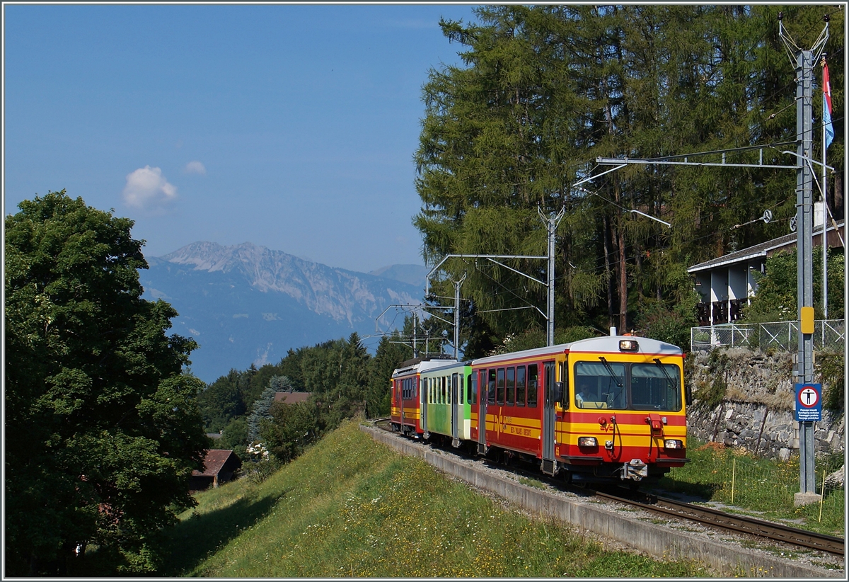 Der BVB Regionalzug AOMC Regionalzug 30 erreicht Gryon.
12. August 2015
