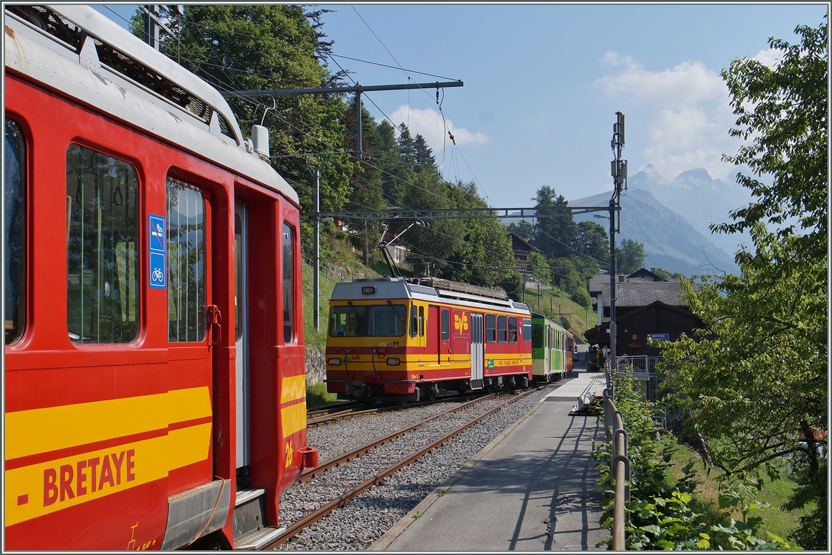 Der BVB Regionazug 30 von Bex nach Villars-sur-Ollon erreicht Gryon.
Xeh 2/4 26 links im Bild hat eine erstaunliche Ähnlichkeit mit dem Rochers de Naye Beh 2/4, auch wenn die Spurweite hier breiter ist. 
12. August 2015